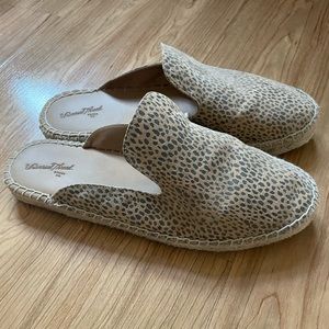 Universal thread mules size 8
